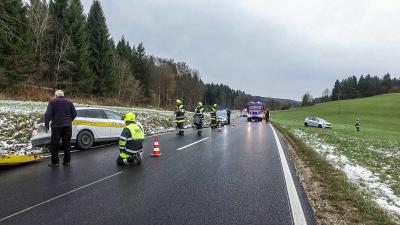 Muensingen: Frontalzusammenstoss fordert Schwerverletzte - ASB Fahrzeug beteiligt